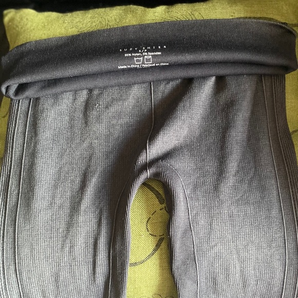 Suzy Shier grey nylon leggings - Picture 3 of 3